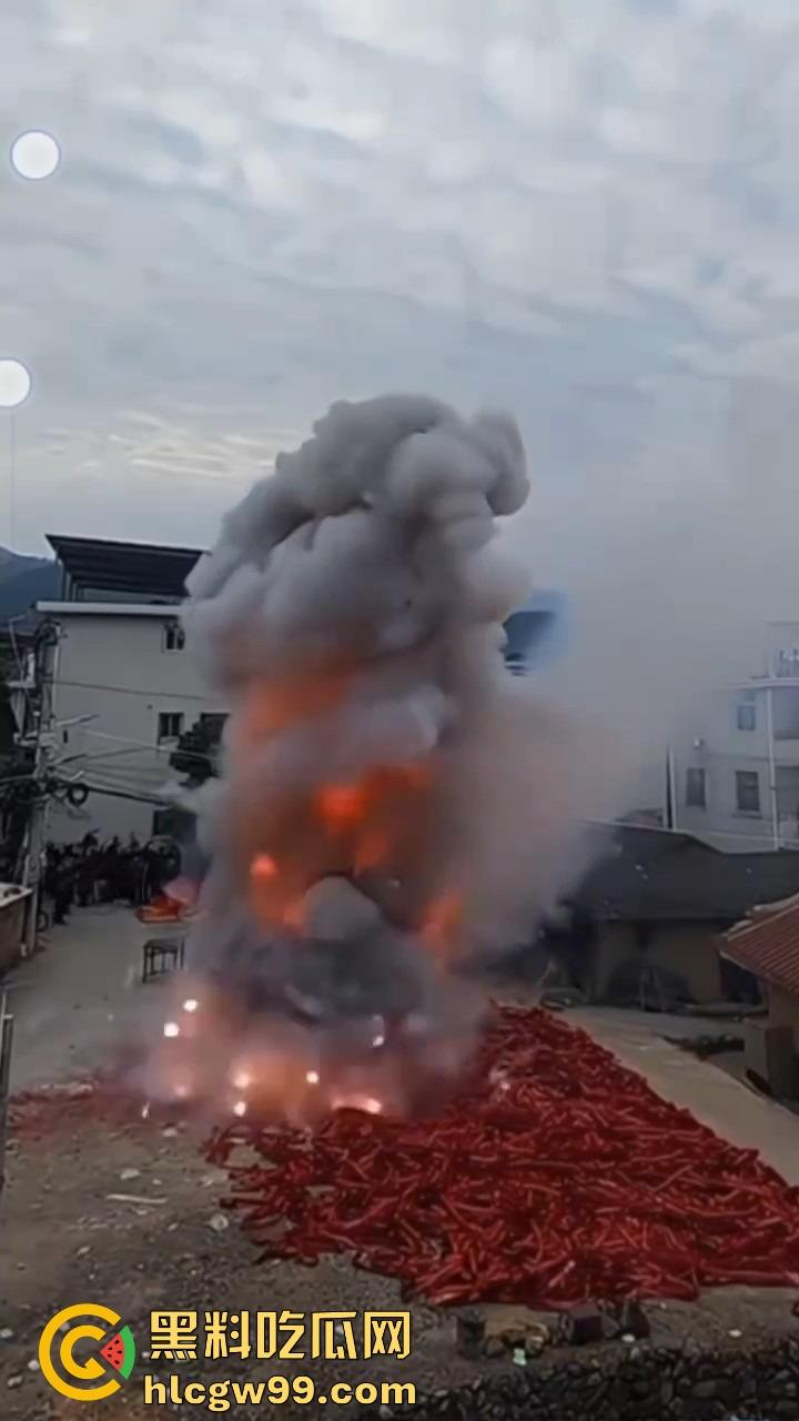 福建泉州村民豪横迎元宵,一村子的鞭炮堆一起炸 烟雾蘑菇云腾空而起 现场气势堪比小型核试验!-5