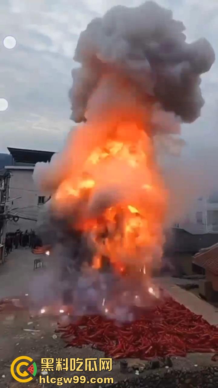 福建泉州村民豪横迎元宵,一村子的鞭炮堆一起炸 烟雾蘑菇云腾空而起 现场气势堪比小型核试验!-6