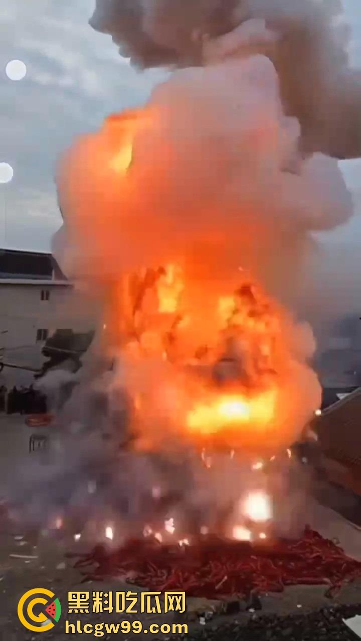 福建泉州村民豪横迎元宵,一村子的鞭炮堆一起炸 烟雾蘑菇云腾空而起 现场气势堪比小型核试验!-7