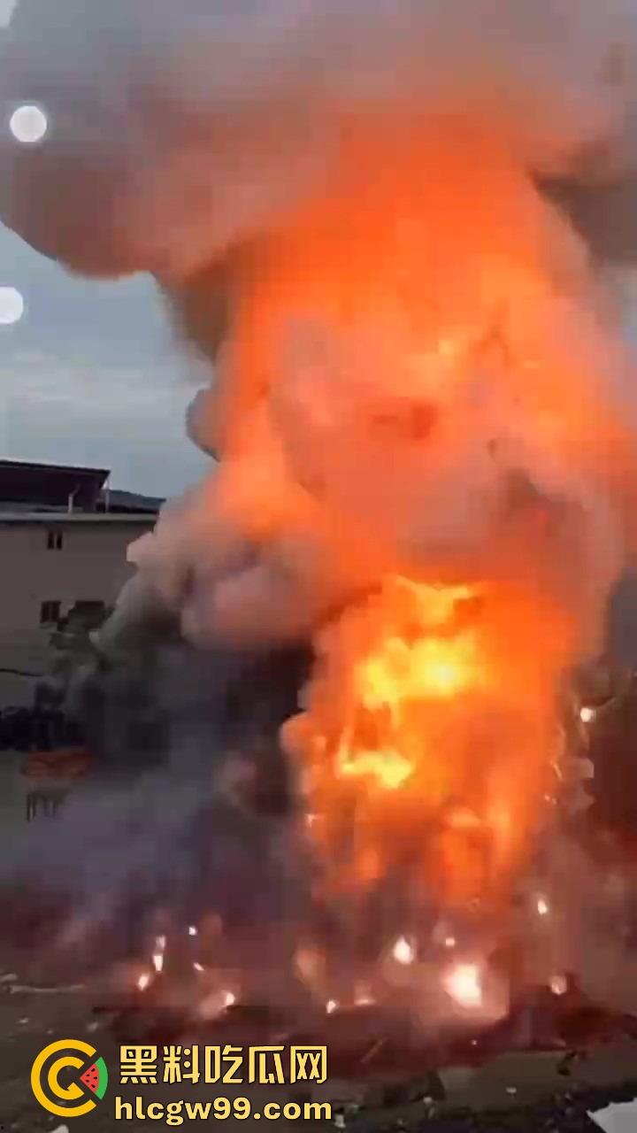 福建泉州村民豪横迎元宵,一村子的鞭炮堆一起炸 烟雾蘑菇云腾空而起 现场气势堪比小型核试验!-8