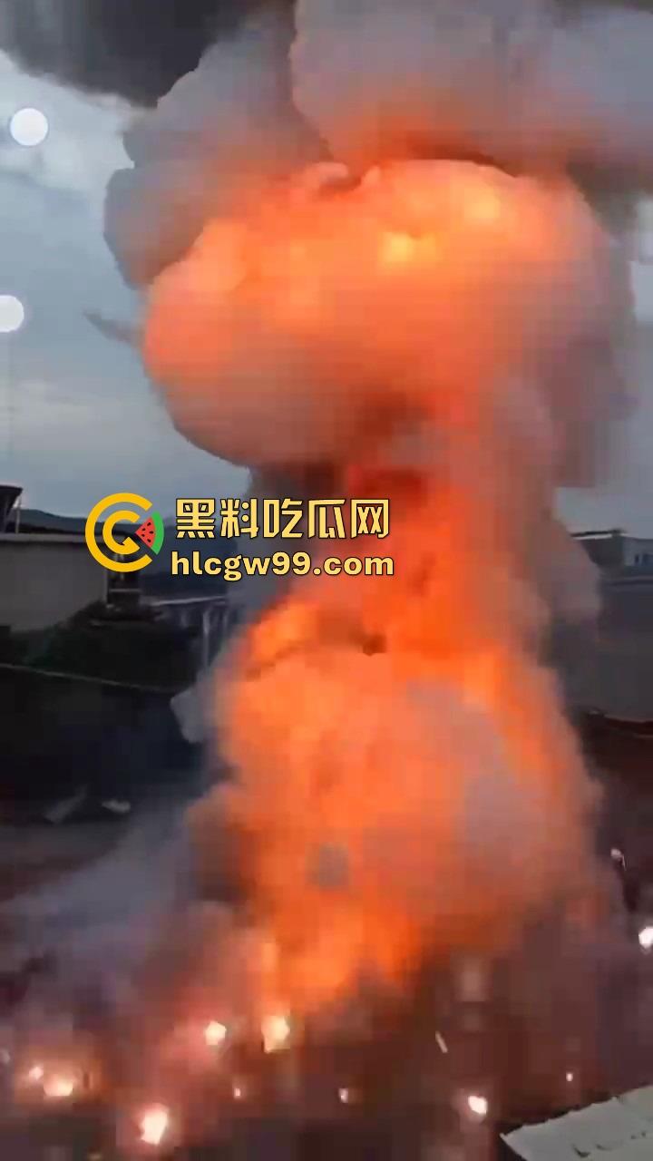 福建泉州村民豪横迎元宵,一村子的鞭炮堆一起炸 烟雾蘑菇云腾空而起 现场气势堪比小型核试验!-9