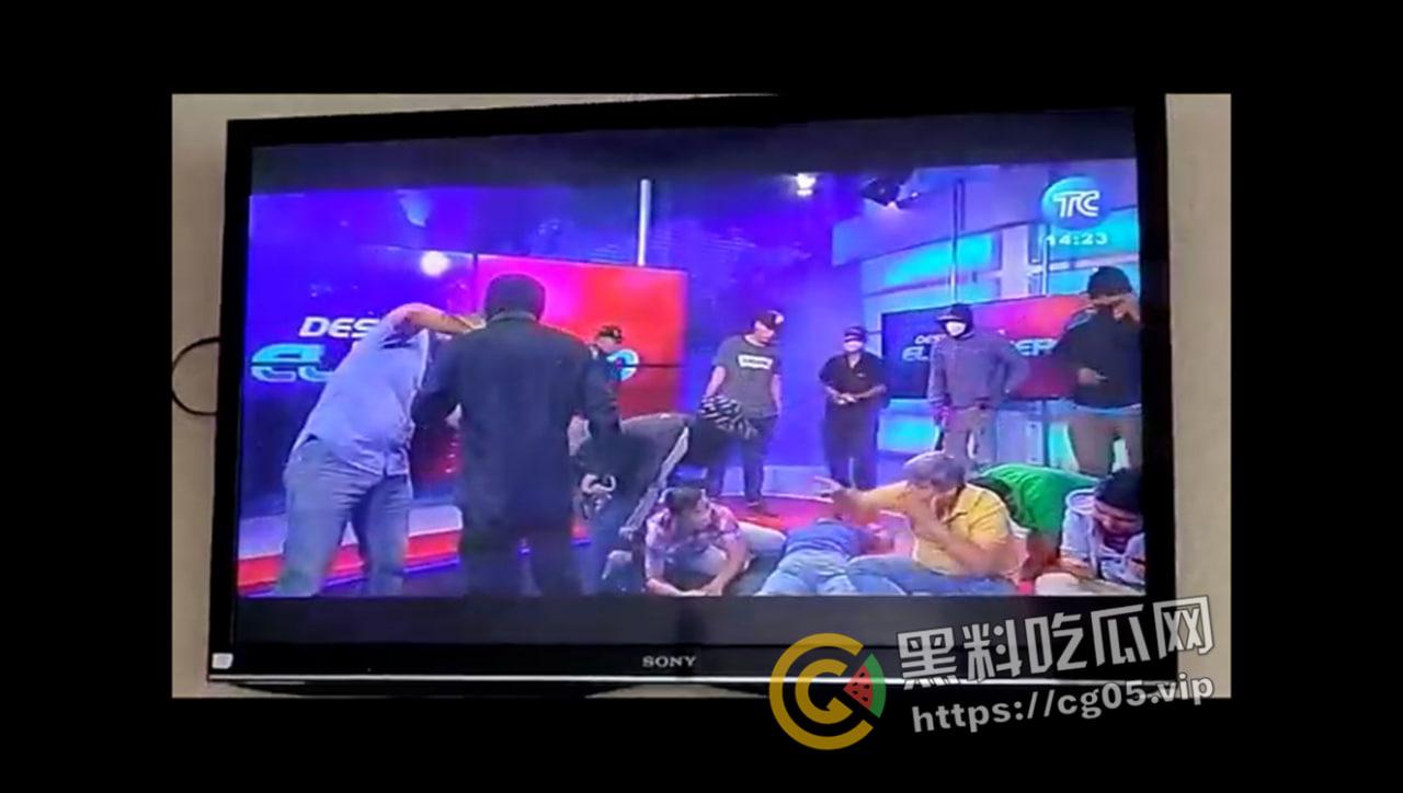 紧急!厄瓜多尔整个国家进入“国内武装冲突”状态,监狱沦陷 电视台绑架 当众火烧人 混乱不堪-9