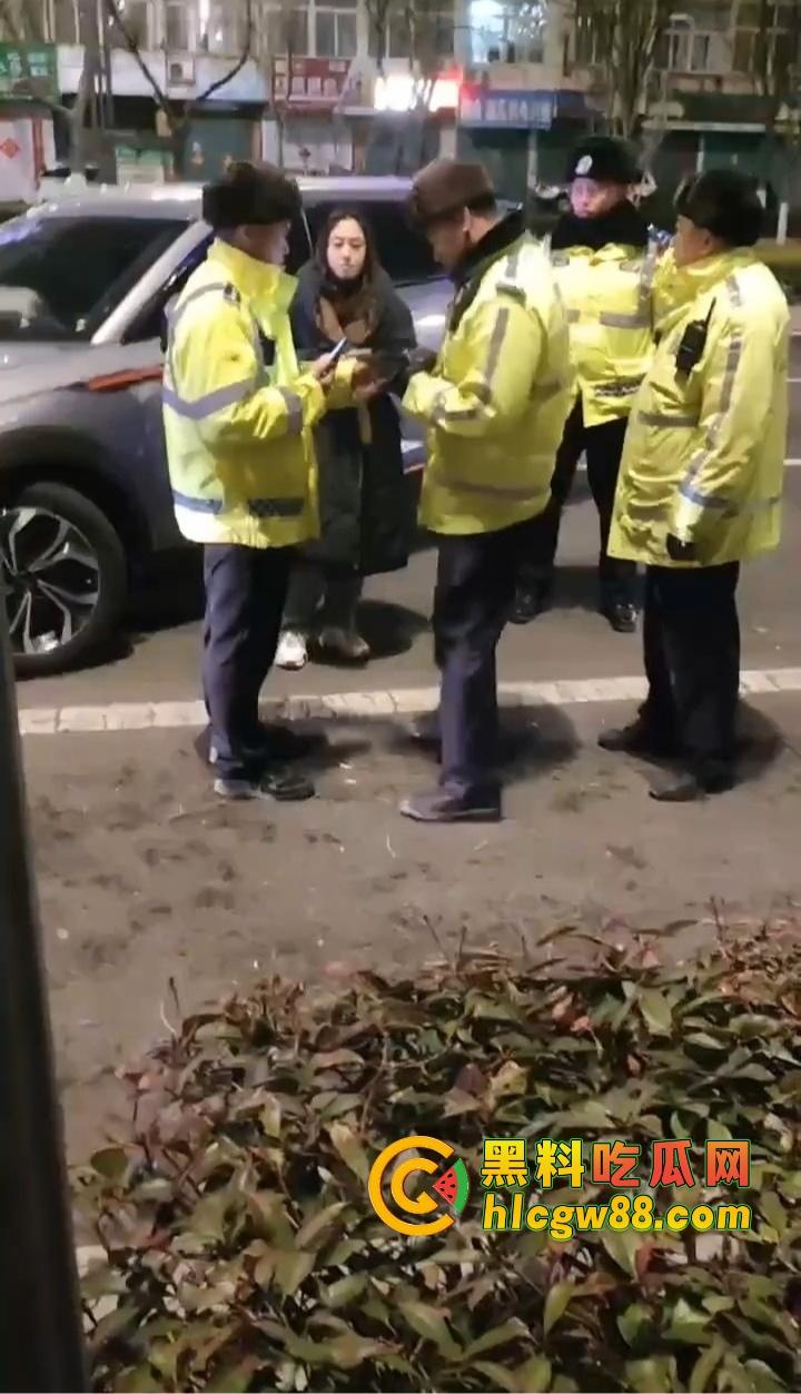 烟台栖霞上演女版无间道,酒驾女司机撞树后跑路 召唤闺蜜上演教科书级顶包戏码 交警这是真·好闺蜜!-2