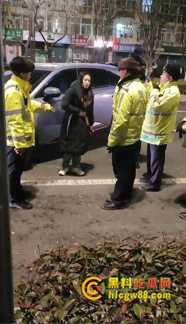 烟台栖霞上演女版无间道,酒驾女司机撞树后跑路 召唤闺蜜上演教科书级顶包戏码 交警这是真·好闺蜜!-3