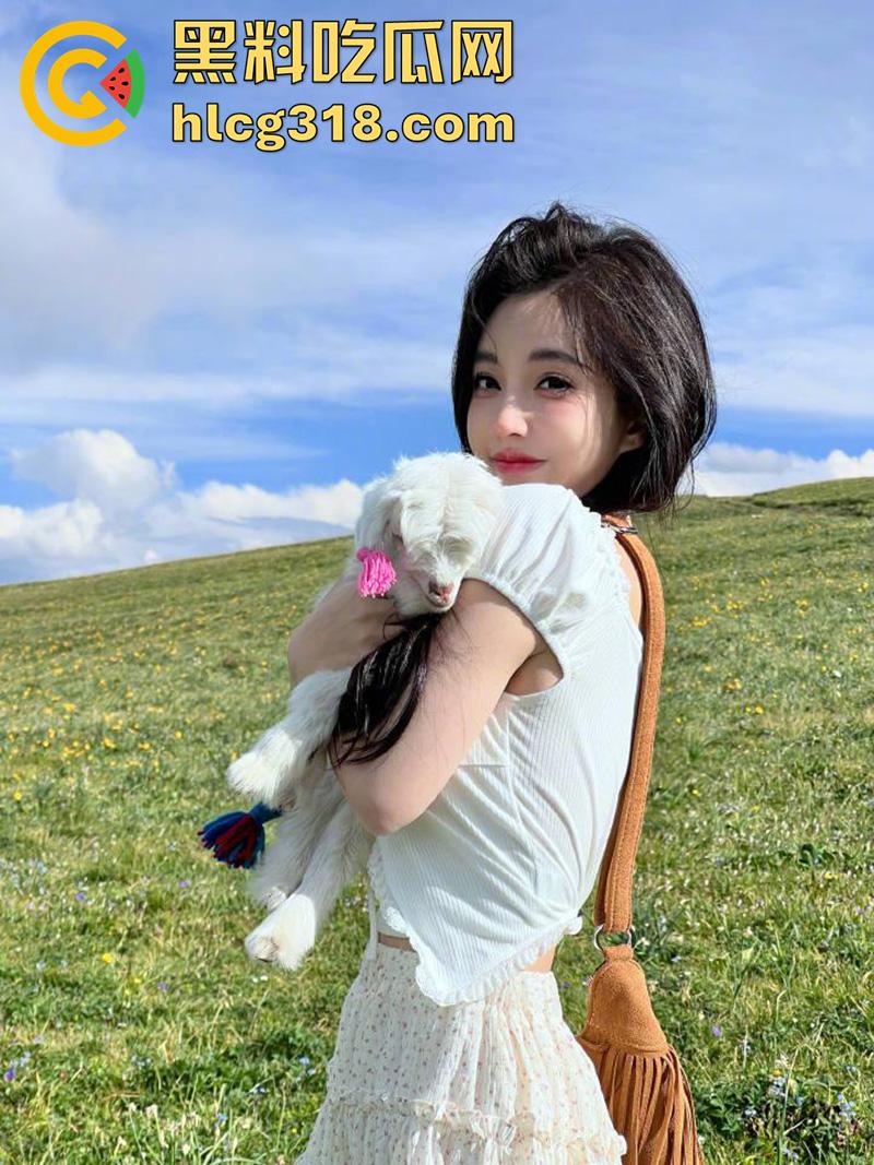 抖音女神【冯提莫】直播走光,动作太大意外春光乍现,却被网友怀疑生过孩子,奶子大的离谱!-4