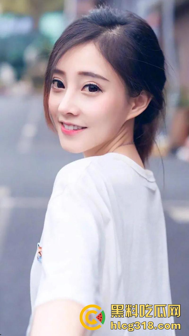 抖音女神【冯提莫】直播走光,动作太大意外春光乍现,却被网友怀疑生过孩子,奶子大的离谱!-6