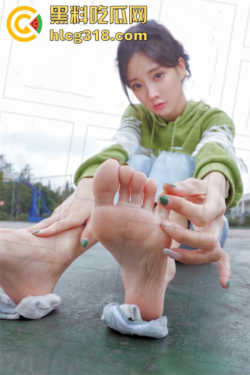 抖音女神【冯提莫】直播走光,动作太大意外春光乍现,却被网友怀疑生过孩子,奶子大的离谱!-8