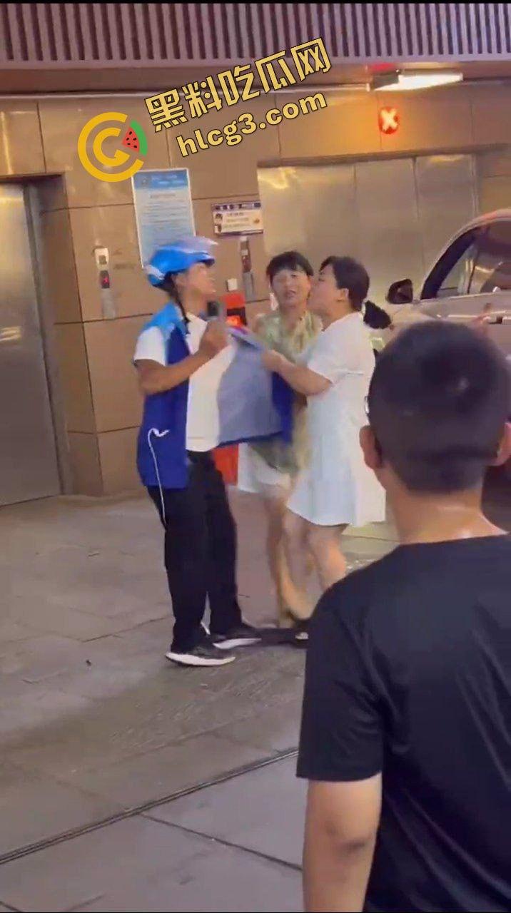 陕西延安 一外卖员过马路 被两名泼妇无故辱骂殴打并吐痰 因其抱着小孩 并未还手而报警-8