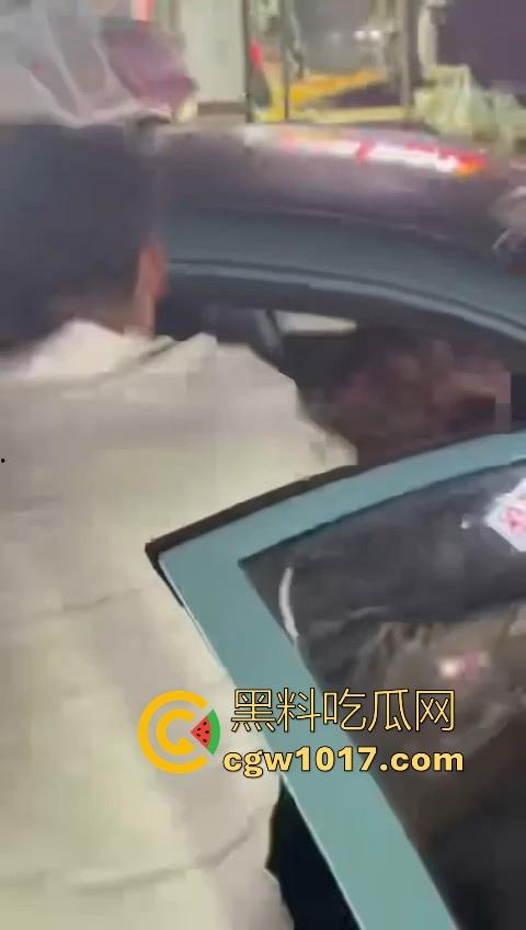 训洋狗还得是东北人！老外夜市耍流氓被东北大汉暴揍，从车里拽出来，拳打脚踢轮番上场，看得人是真解气！-2