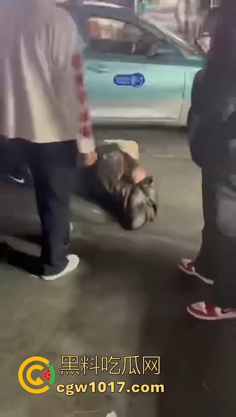 训洋狗还得是东北人！老外夜市耍流氓被东北大汉暴揍，从车里拽出来，拳打脚踢轮番上场，看得人是真解气！-3