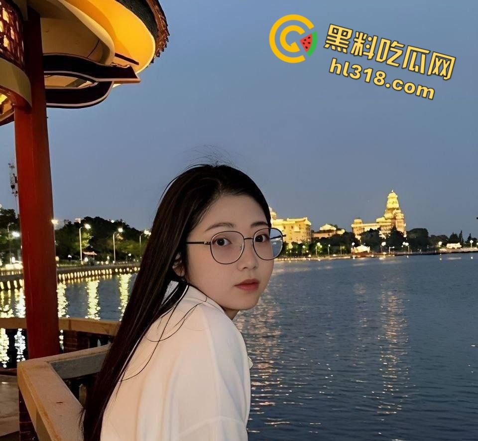 四川清纯眼镜护士【黄依琳】，黑丝眼镜母狗床上淫水横流，主动女上骑乘害羞挡脸，娇喘对话反差至极 !-2