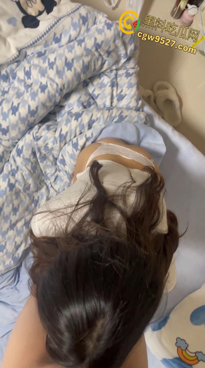 河北美术学院大二美女【许薇】，如火纯情的舔屌技术，穿着高跟鞋翘着屁股太诱人了 ，动作大胆到令人咋舌 !-8