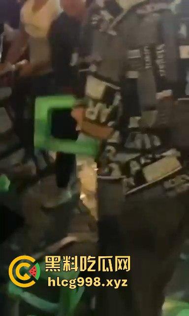 柳州光头疯子持刀砍人被围攻,摊贩齐心棍棒齐下,寡不敌众狼狈逃窜!-1