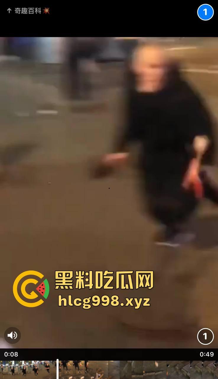 柳州光头疯子持刀砍人被围攻,摊贩齐心棍棒齐下,寡不敌众狼狈逃窜!-4