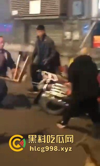 柳州光头疯子持刀砍人被围攻,摊贩齐心棍棒齐下,寡不敌众狼狈逃窜!-6