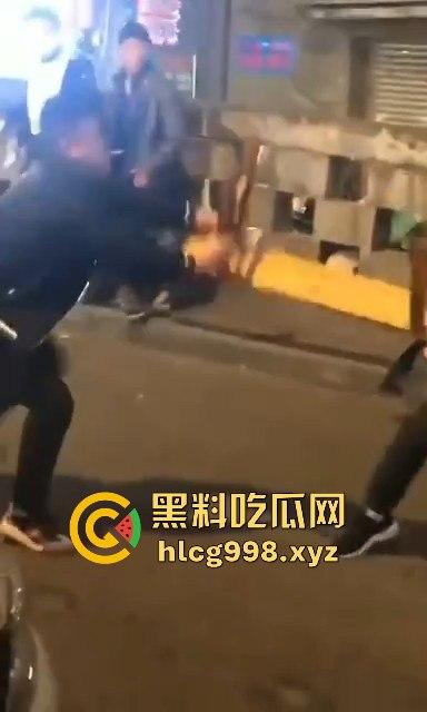 柳州光头疯子持刀砍人被围攻,摊贩齐心棍棒齐下,寡不敌众狼狈逃窜!-7