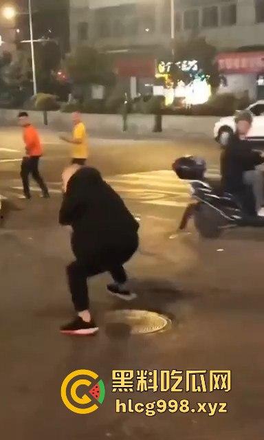 柳州光头疯子持刀砍人被围攻,摊贩齐心棍棒齐下,寡不敌众狼狈逃窜!-8