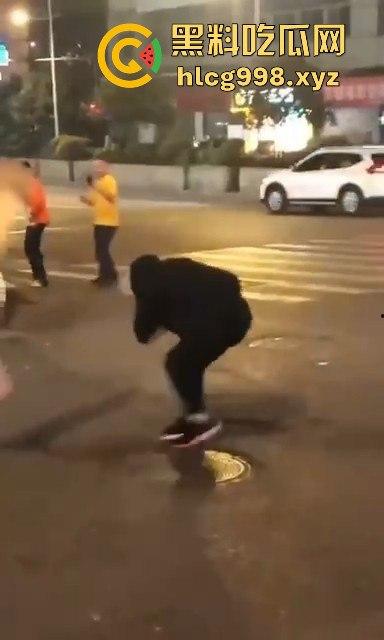 柳州光头疯子持刀砍人被围攻,摊贩齐心棍棒齐下,寡不敌众狼狈逃窜!-9