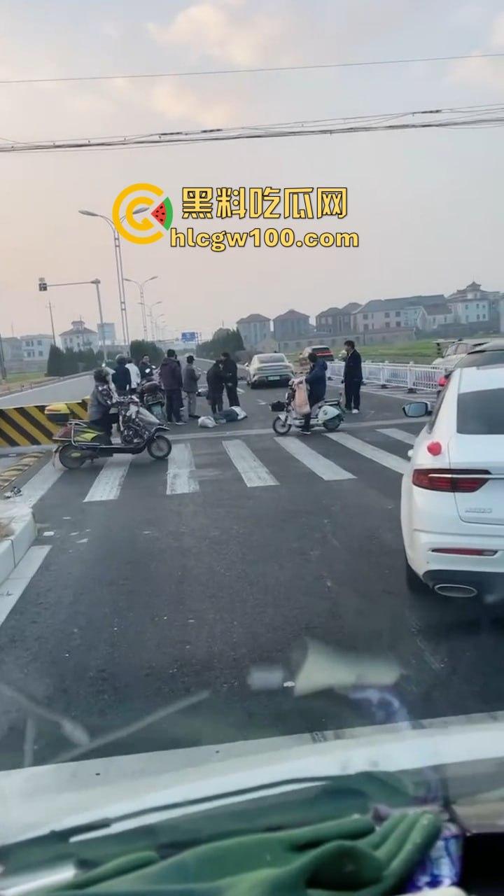 周西公路发生车祸,小米SU7撞倒三名上学孩子,公务员车主拘留仅一个月,家里关系硬就是可以为所欲为!-5