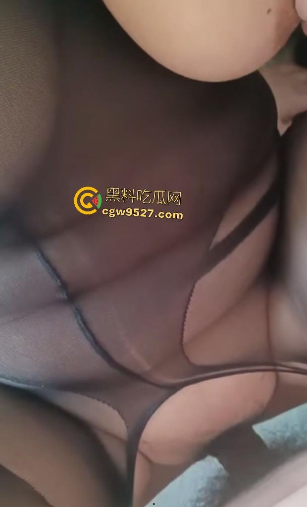 海角老妈折豆角却另有她意,坦克肥臀黑丝勾引儿子,儿子说要吃奶子上这颗大黑豆!-6