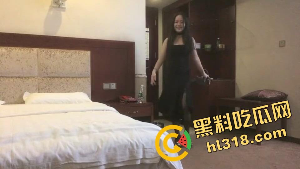 想偷拍嫖娼爽一发,没想到直接进套,叫鸡遇上仙人跳,房门突然杀出四大金刚,谁才是真正的猎物?-1