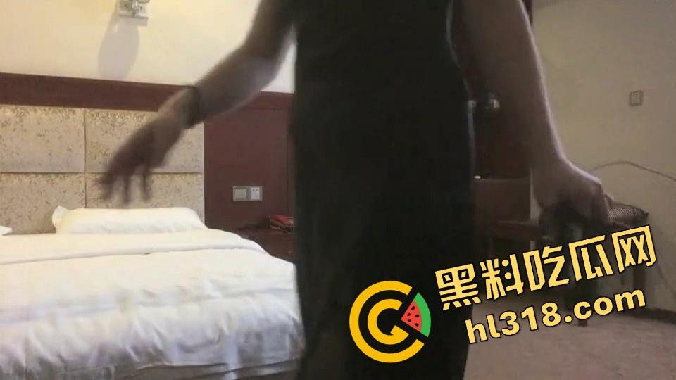 想偷拍嫖娼爽一发,没想到直接进套,叫鸡遇上仙人跳,房门突然杀出四大金刚,谁才是真正的猎物?-2