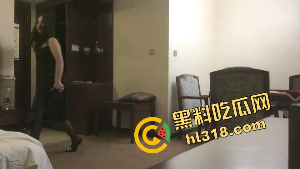 想偷拍嫖娼爽一发,没想到直接进套,叫鸡遇上仙人跳,房门突然杀出四大金刚,谁才是真正的猎物?-7