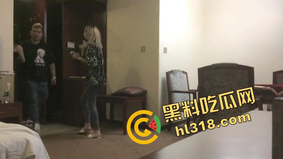 想偷拍嫖娼爽一发,没想到直接进套,叫鸡遇上仙人跳,房门突然杀出四大金刚,谁才是真正的猎物?-8