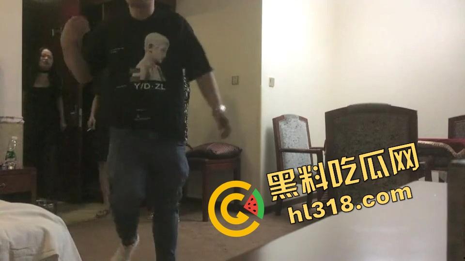 想偷拍嫖娼爽一发,没想到直接进套,叫鸡遇上仙人跳,房门突然杀出四大金刚,谁才是真正的猎物?-10