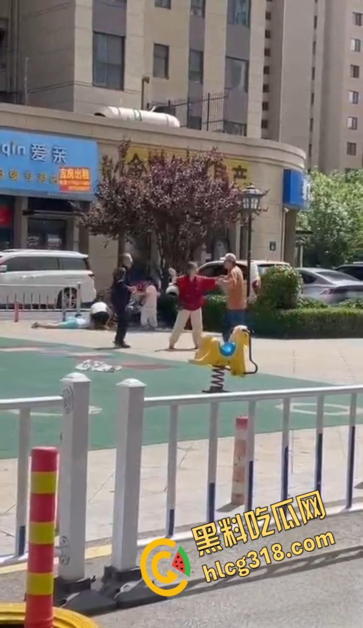 公园小伙子和大爷之间的激战,小伙打不到大爷直接躺地上,大爷一挑三打趴小伙引全场狂笑 !-2