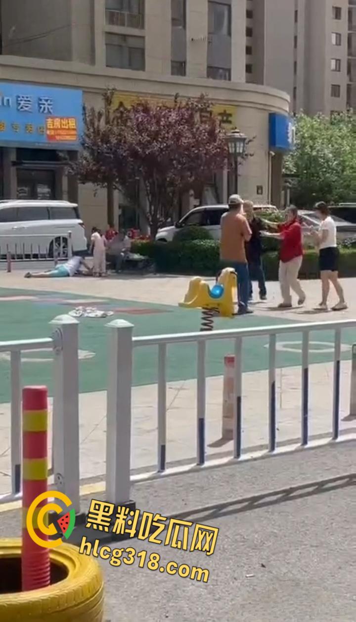 公园小伙子和大爷之间的激战,小伙打不到大爷直接躺地上,大爷一挑三打趴小伙引全场狂笑 !-3