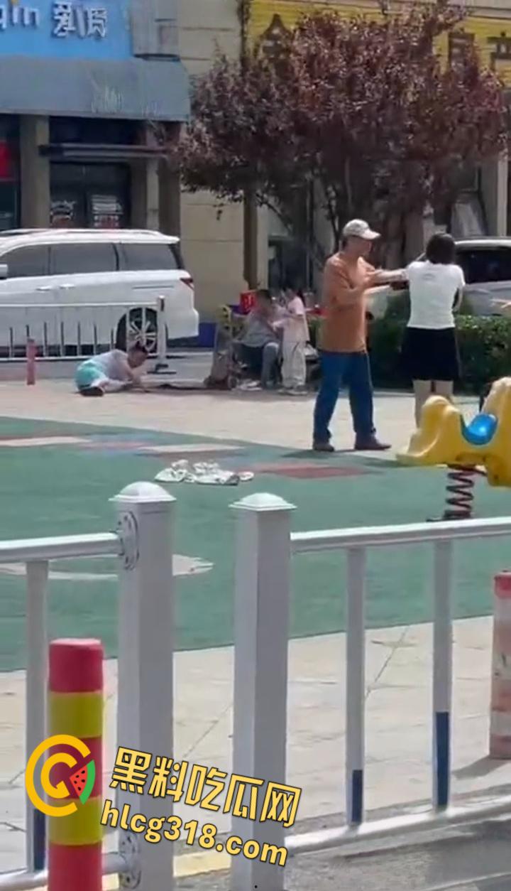 公园小伙子和大爷之间的激战,小伙打不到大爷直接躺地上,大爷一挑三打趴小伙引全场狂笑 !-5