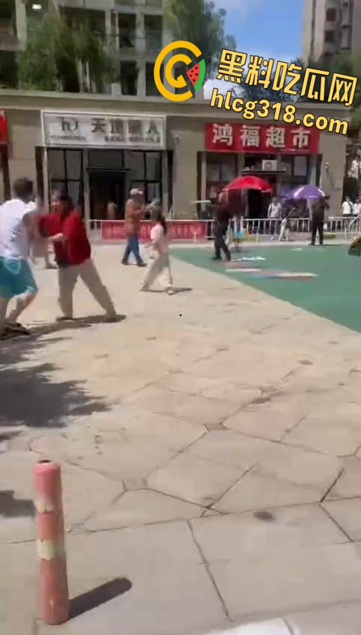 公园小伙子和大爷之间的激战,小伙打不到大爷直接躺地上,大爷一挑三打趴小伙引全场狂笑 !-7