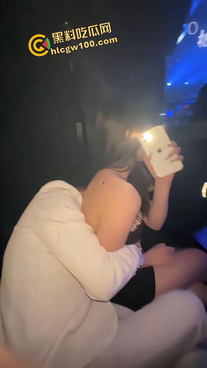 广东外语艺术清纯妹反差婊『江宜瑶』酒吧乱混勾引单男，酒店约操深喉爆怼美臀嫩逼！原创独家曝光流出！-5