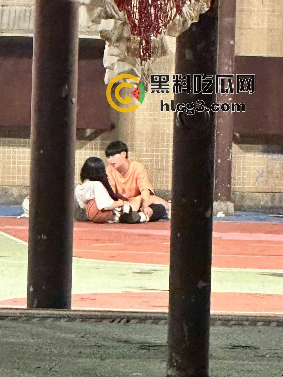 球场惊现激情戏!情侣当众做羞羞事,围观群众竟全程解说,画面火辣震撼!-3