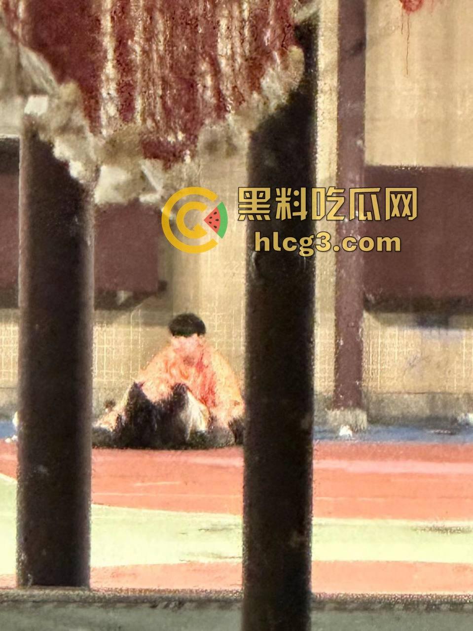 球场惊现激情戏!情侣当众做羞羞事,围观群众竟全程解说,画面火辣震撼!-4