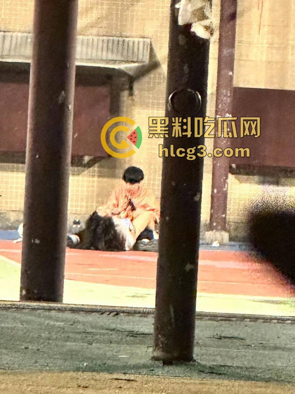 球场惊现激情戏!情侣当众做羞羞事,围观群众竟全程解说,画面火辣震撼!-5