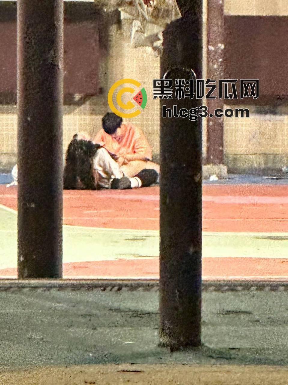 球场惊现激情戏!情侣当众做羞羞事,围观群众竟全程解说,画面火辣震撼!-7