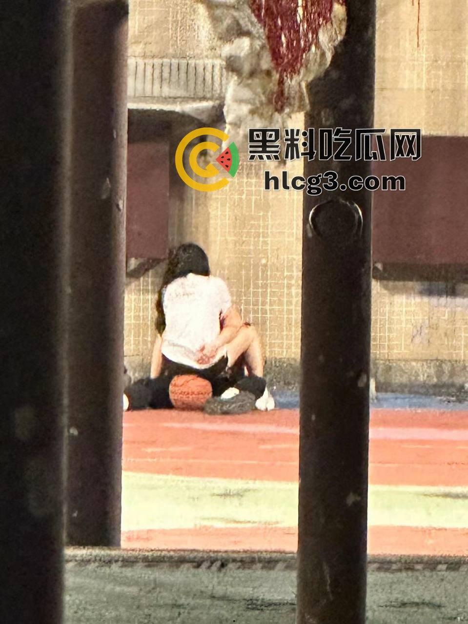 球场惊现激情戏!情侣当众做羞羞事,围观群众竟全程解说,画面火辣震撼!-8