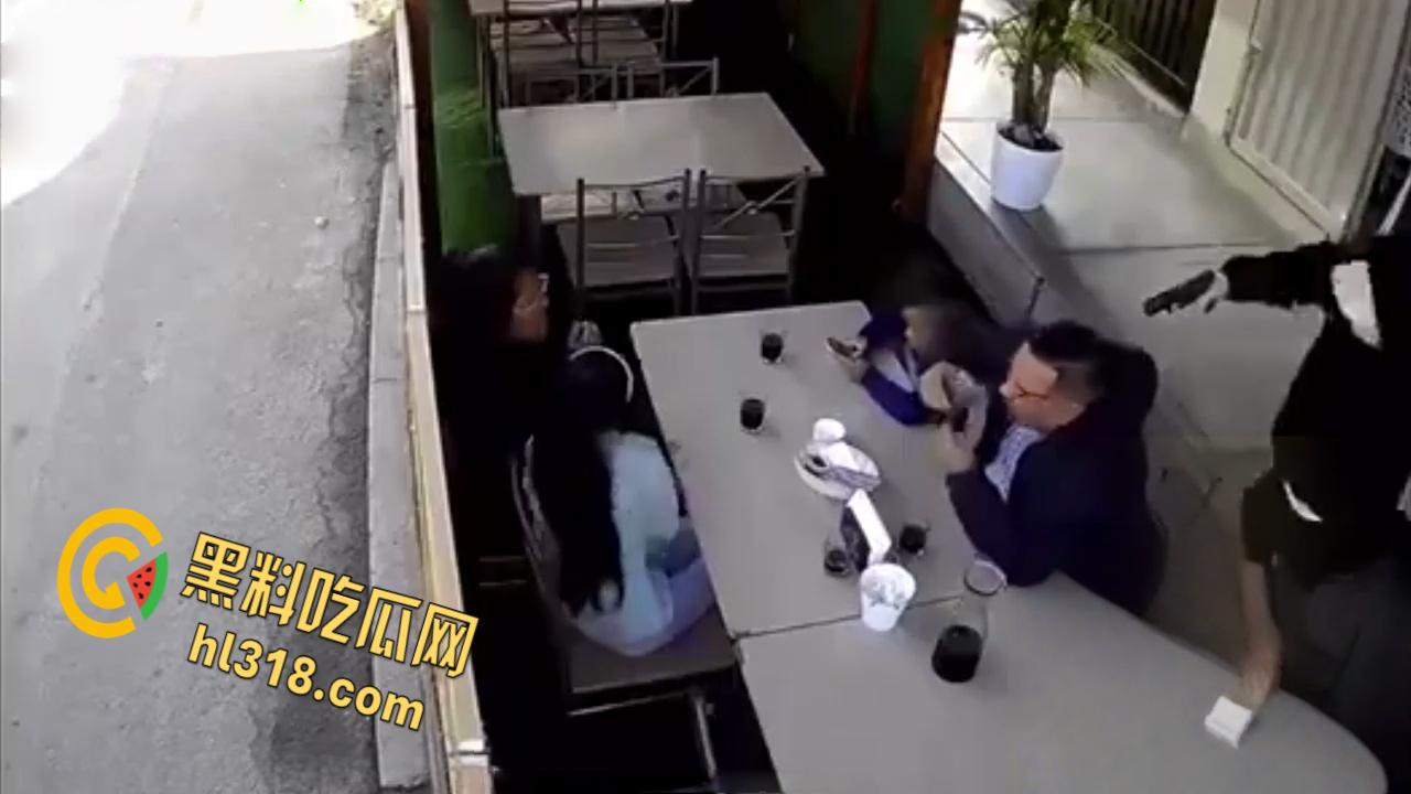 正当下午茶时间,南美一杀手大摇大摆,当街爆头一家之主,同行妻女吓傻了,这得留下多深的阴影!-1