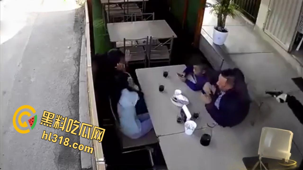 正当下午茶时间,南美一杀手大摇大摆,当街爆头一家之主,同行妻女吓傻了,这得留下多深的阴影!-2