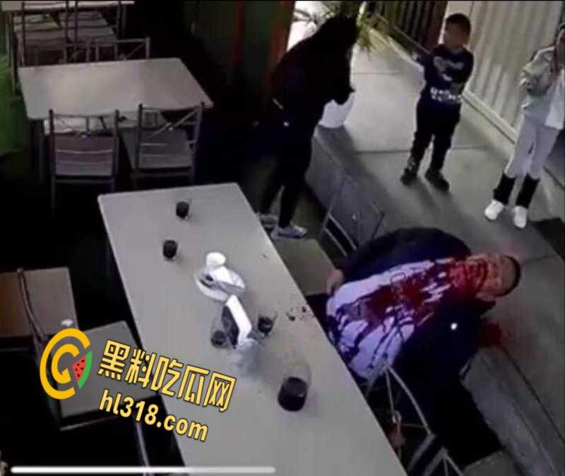 正当下午茶时间,南美一杀手大摇大摆,当街爆头一家之主,同行妻女吓傻了,这得留下多深的阴影!-6