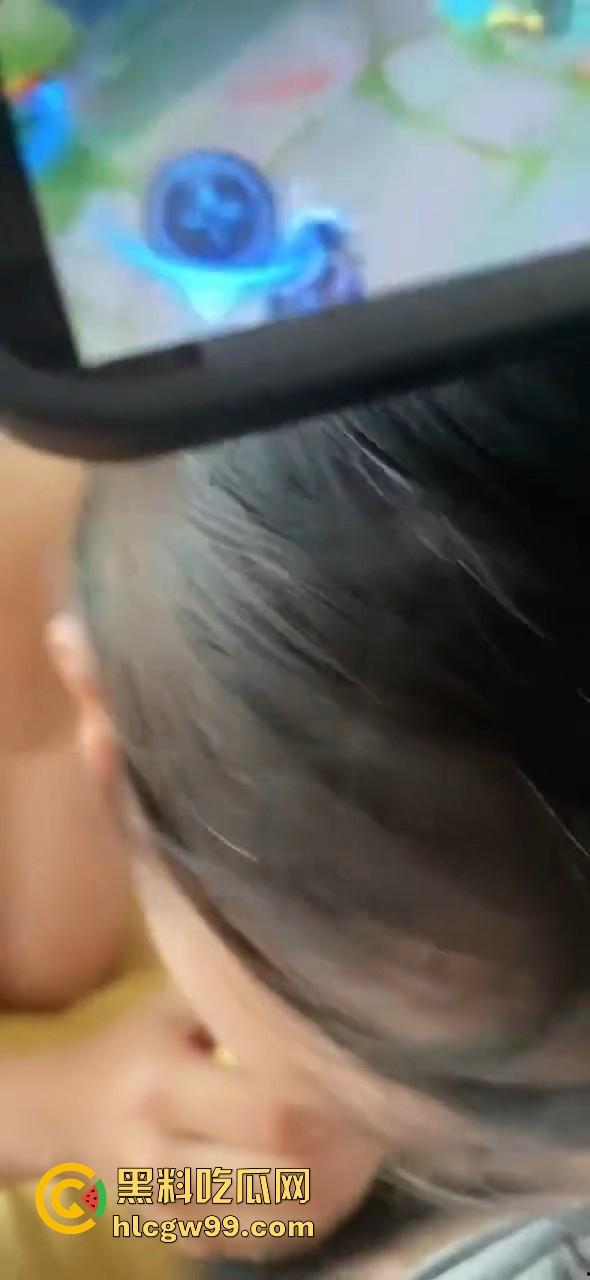 江西财经大学大二反差学妹【张莹莹】调教视频曝光，被巨屌金主调教成性奴 ，沉迷吃鸡无法自拔！-5