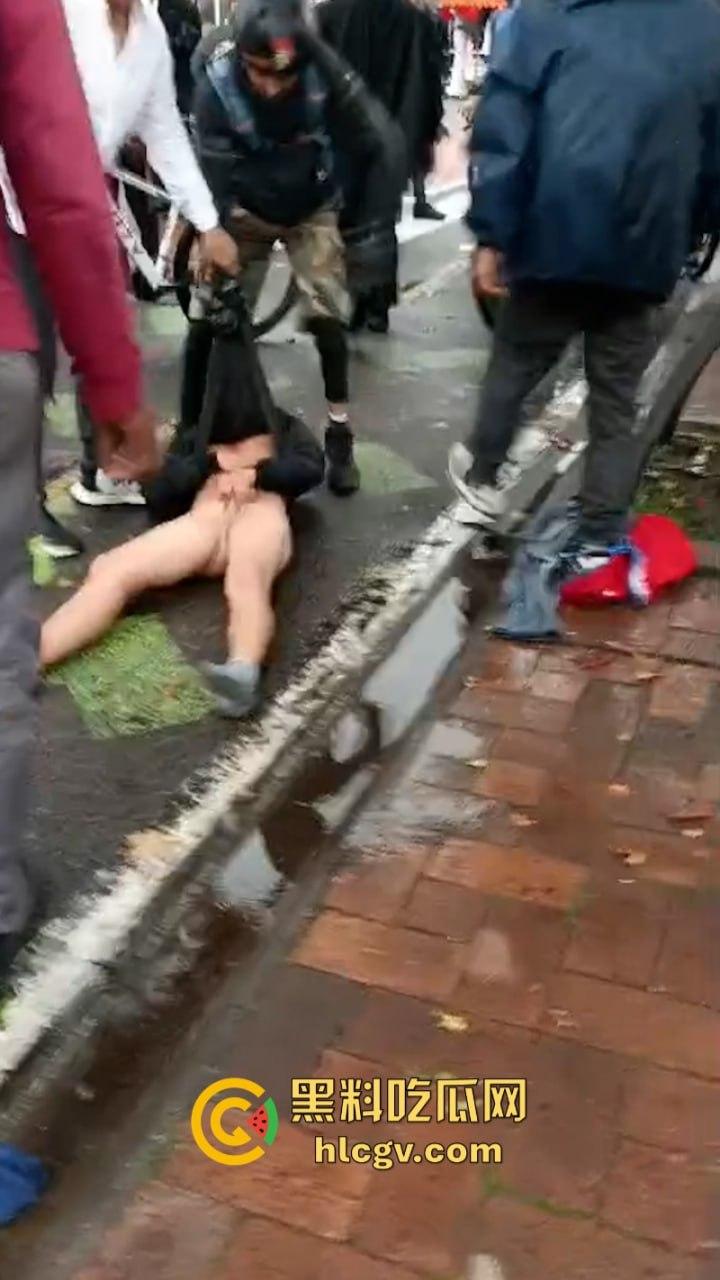 蛋痛！加州小偷扒钱包被抓现行 惨遭正义群众群体攻击 脱裤捏蛋：叫成这样是爆了吗？-3