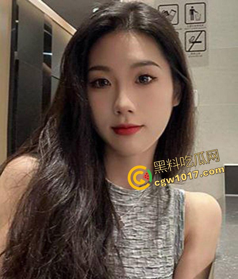 常州轻工大学饭堂激情一刻,JK清纯女大激情相吻,情到浓处直捅裙底骚逼,随后女生跪地疑似深喉口交,当我们不是人是吧!-1