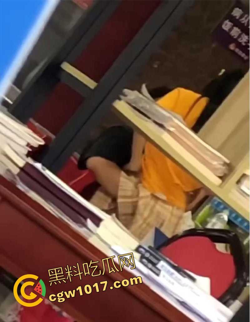 常州轻工大学饭堂激情一刻,JK清纯女大激情相吻,情到浓处直捅裙底骚逼,随后女生跪地疑似深喉口交,当我们不是人是吧!-3