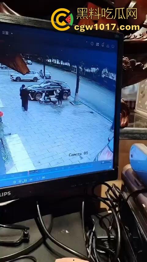 岳阳湘阴发生严重车祸!倒霉起来喝水都能塞牙,站马路边都能被车撞飞,像个人体保龄球一样撞了出去!-1