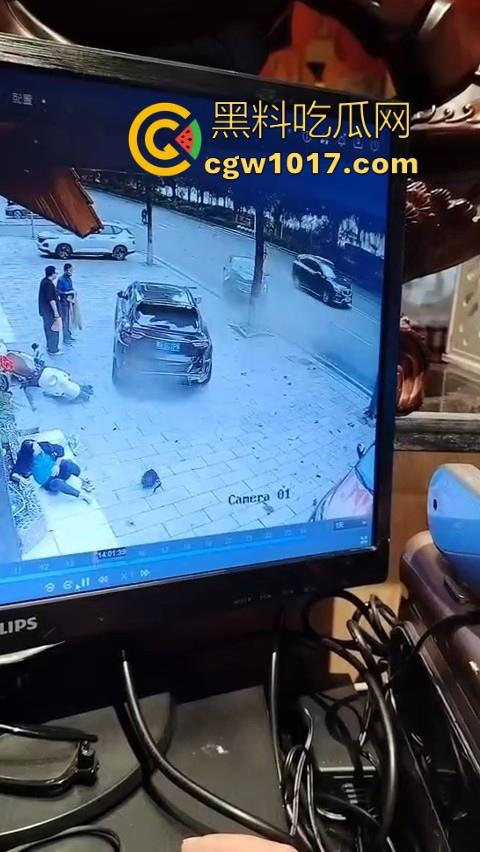 岳阳湘阴发生严重车祸!倒霉起来喝水都能塞牙,站马路边都能被车撞飞,像个人体保龄球一样撞了出去!-2