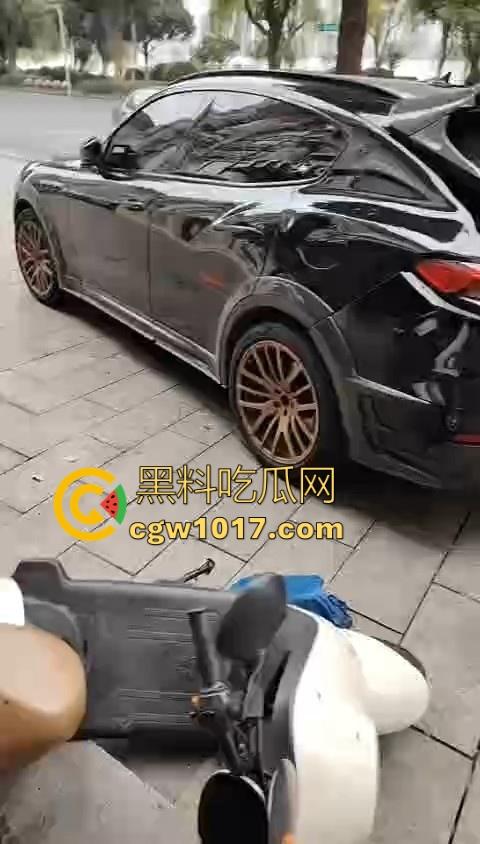 岳阳湘阴发生严重车祸!倒霉起来喝水都能塞牙,站马路边都能被车撞飞,像个人体保龄球一样撞了出去!-3