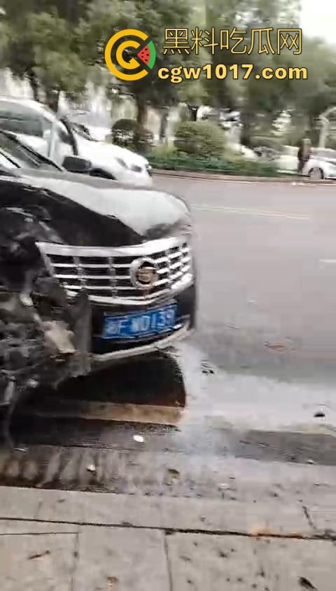 岳阳湘阴发生严重车祸!倒霉起来喝水都能塞牙,站马路边都能被车撞飞,像个人体保龄球一样撞了出去!-4